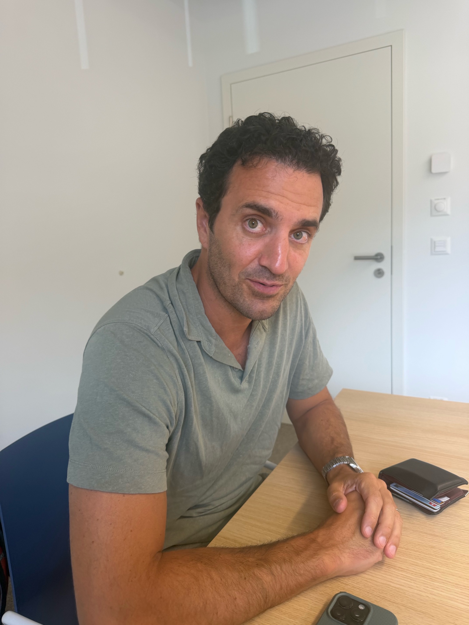 Portrait de Sébastien Lamunière, assis à une table de bureau